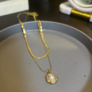 EvoraLuxe Layered Gold Necklace with Pearl Pendant – Elegant Modern Jewelry