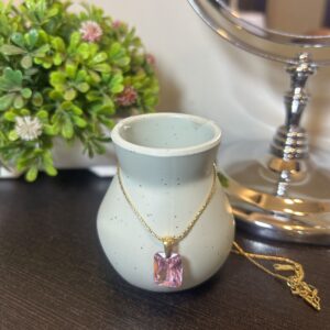 EvoraLuxe Pink Radiance Pendant Necklace – Gold Chain with Sparkling Pink Stone