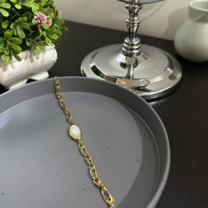 EvoraLuxe Gold Link Bracelet with White Stone – Elegant Minimal Chain Bracelet for Women